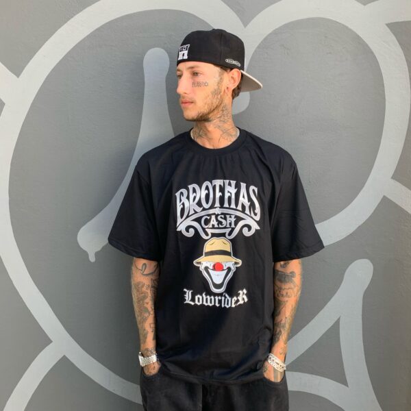 WhatsApp Image 2025-04-08 at 11.01.31 (2) Camiseta Brothas and Cash