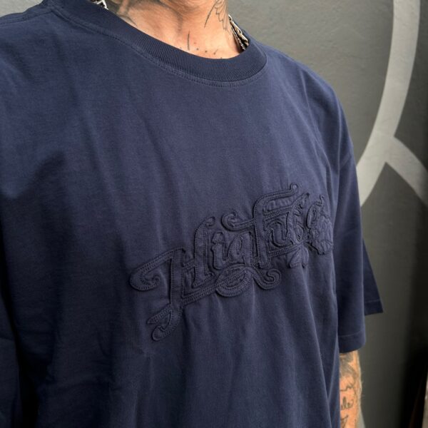 WhatsApp Image 2026-08-05 at 10.54.29 (3) Camiseta High Tee Roses Navy