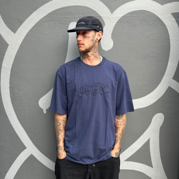 WhatsApp Image 2026-08-05 at 10.54.30 Camiseta High Tee Roses Navy